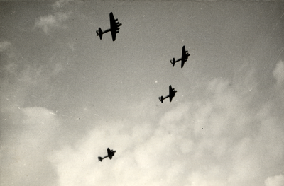 97927 Afbeelding van enkele Amerikaanse B-17 vliegtuigen boven de stad Utrecht, op weg om in het kader van de Operatie ...